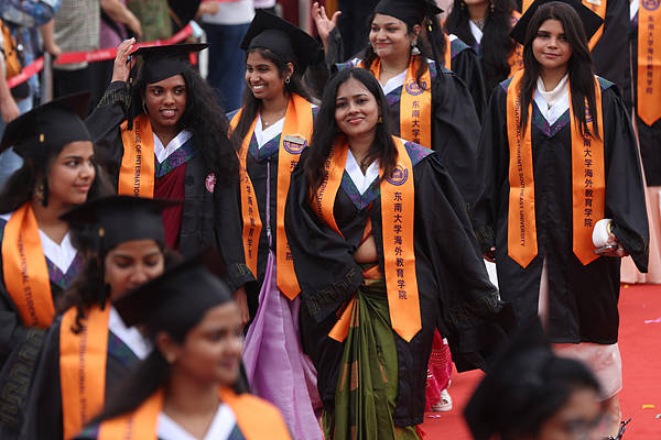 “美国搬起石头砸自己的脚，中国K字签证来得时机堪称绝妙”