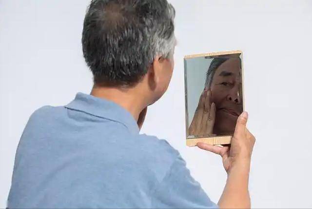 医生：肝病有2个显著特征，肉眼可见，照镜子时不妨多注意一下！