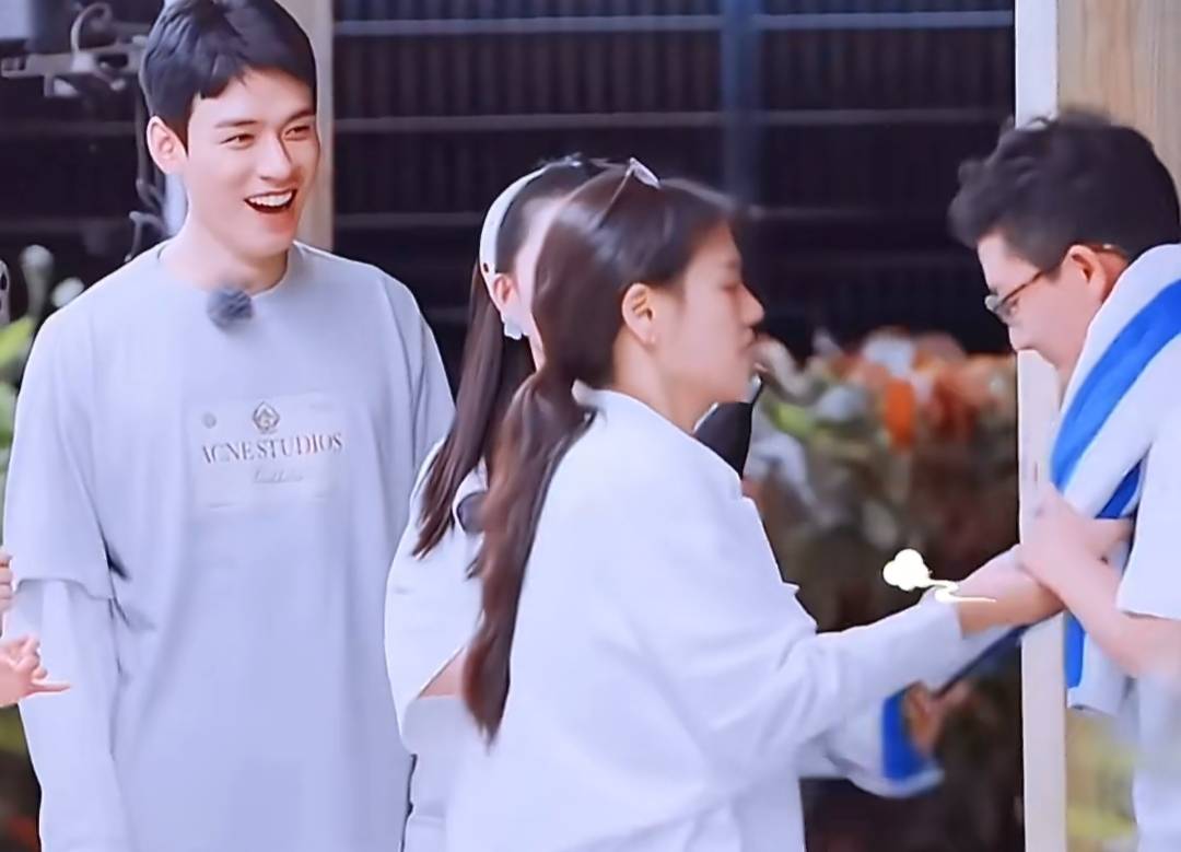 张晚意“碎碎念”攻陷龚俊：一场综艺里的快乐源泉