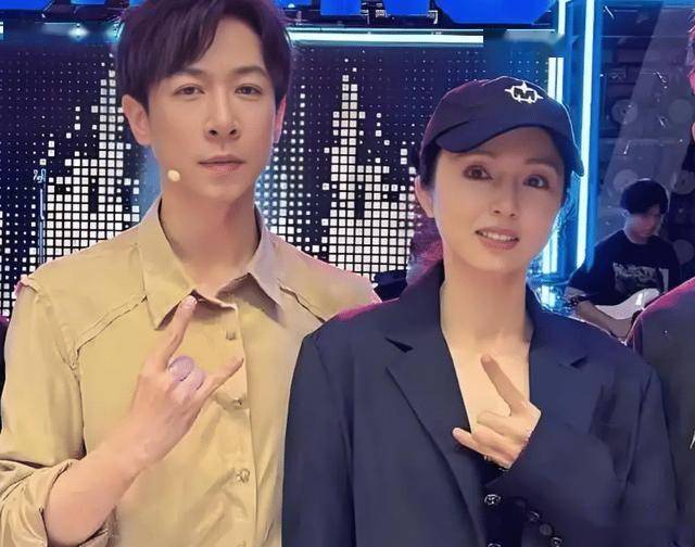 原创            姐弟恋修罗场？董璇听到张维伊说话的表情引发“全网解码”！