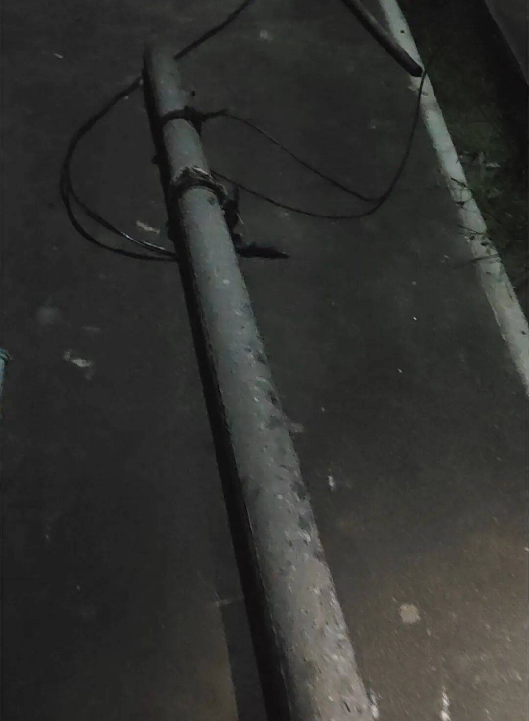 砸中5岁女童致其身亡的水泥杆，归属仍是谜