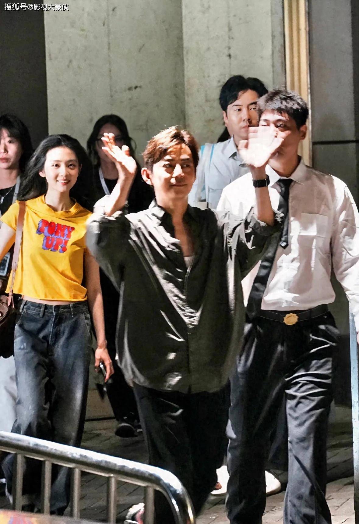 何炅黄多多一起下班，19岁的多多都漂亮成啥了！真是天生的女主角