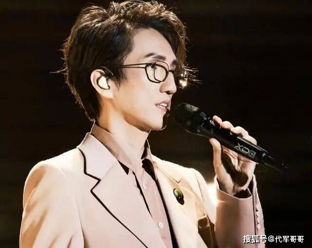 原创            隐恋干妹20年！女友怒锤“脚踏多只船”，情歌王子竟是“海王”？