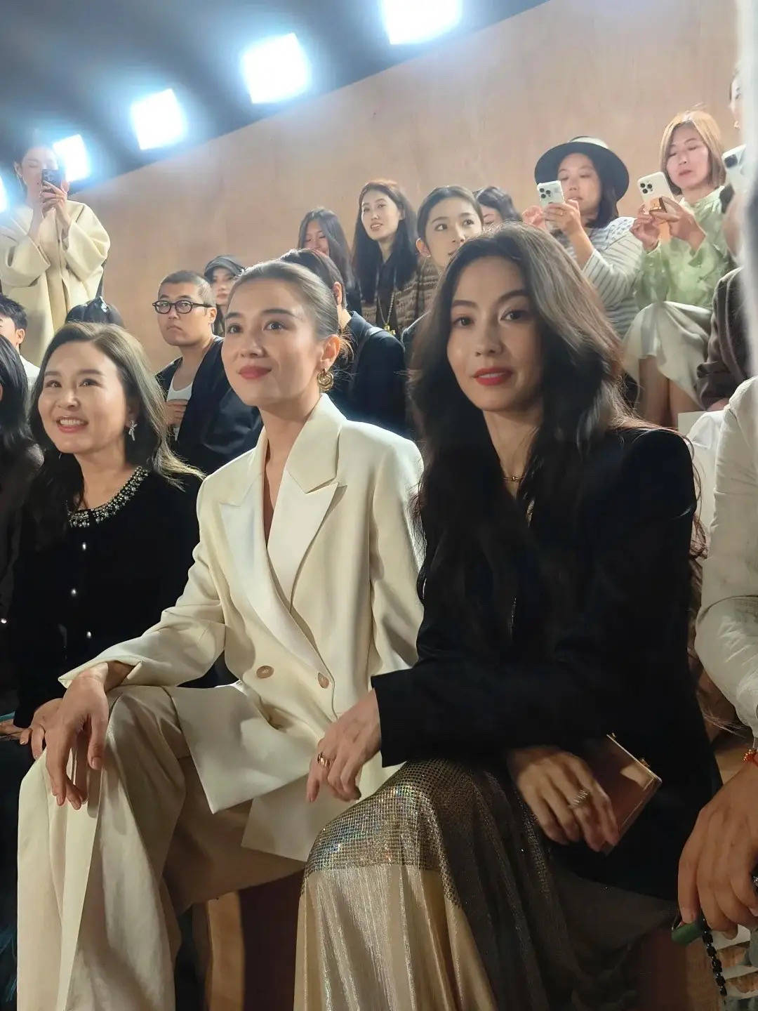 原创            44岁宋佳同框45岁张柏芝，同穿西服外套状态稳赢，没生过娃更耐老