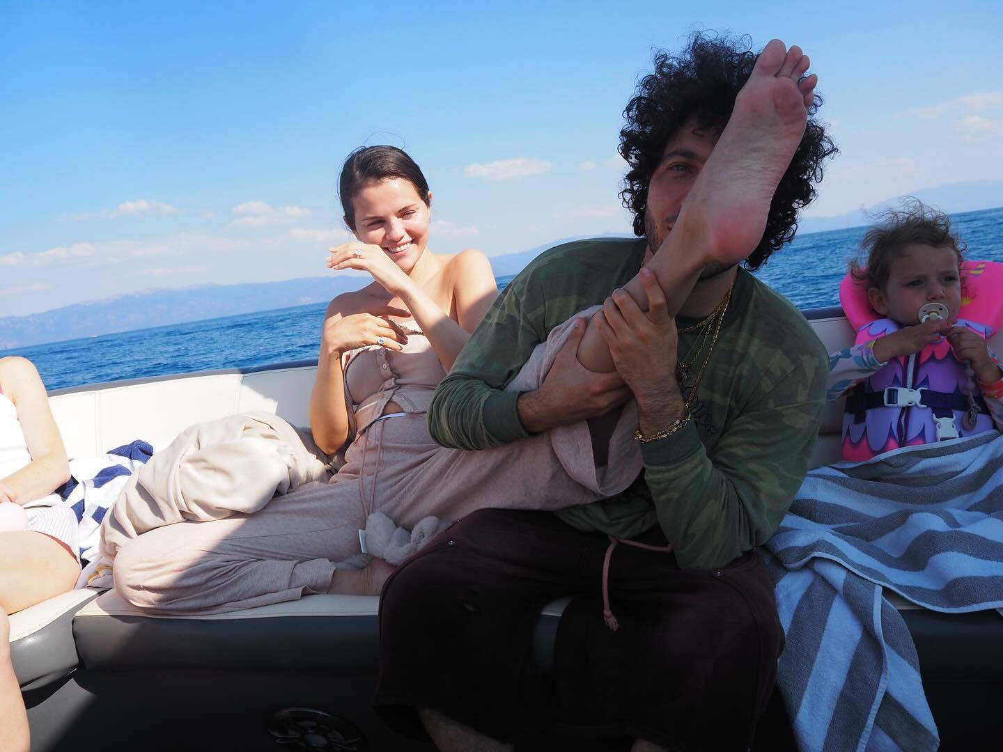 赛琳娜晒与未婚夫出行照秀恩爱 两人亲吻贴贴画面温馨