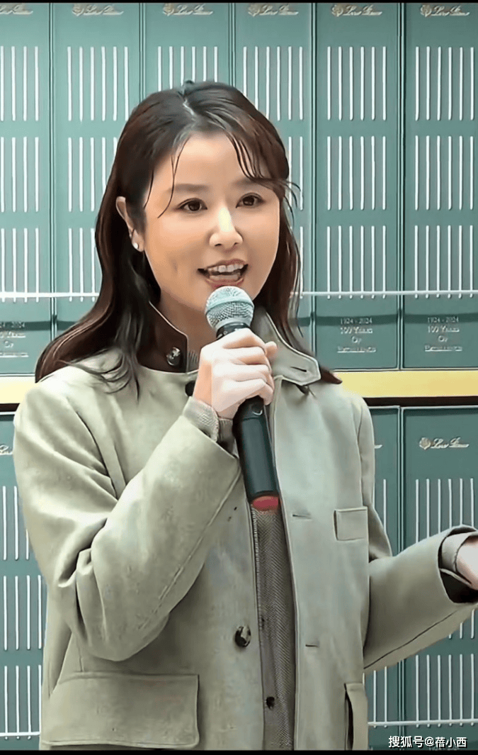 原创            49岁林心如增肥后美得更高级，穿西装+阔腿裤好洋气，差点认不出