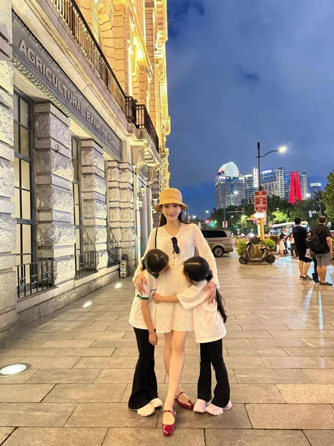 38岁方媛被偶遇：挺着8个月孕肚送孩子，两个女儿一左一右很可爱