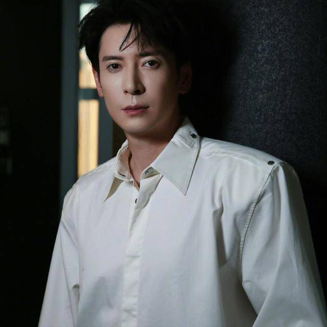 原创            长相帅气意外踏上演艺路，曾是农民工的他，逆袭成“横店一哥”