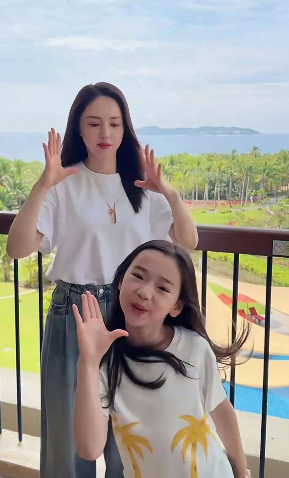 原创            星二代不怯场！小酒窝让佟丽娅带她找宋亚轩握手，朵朵给她拍美照