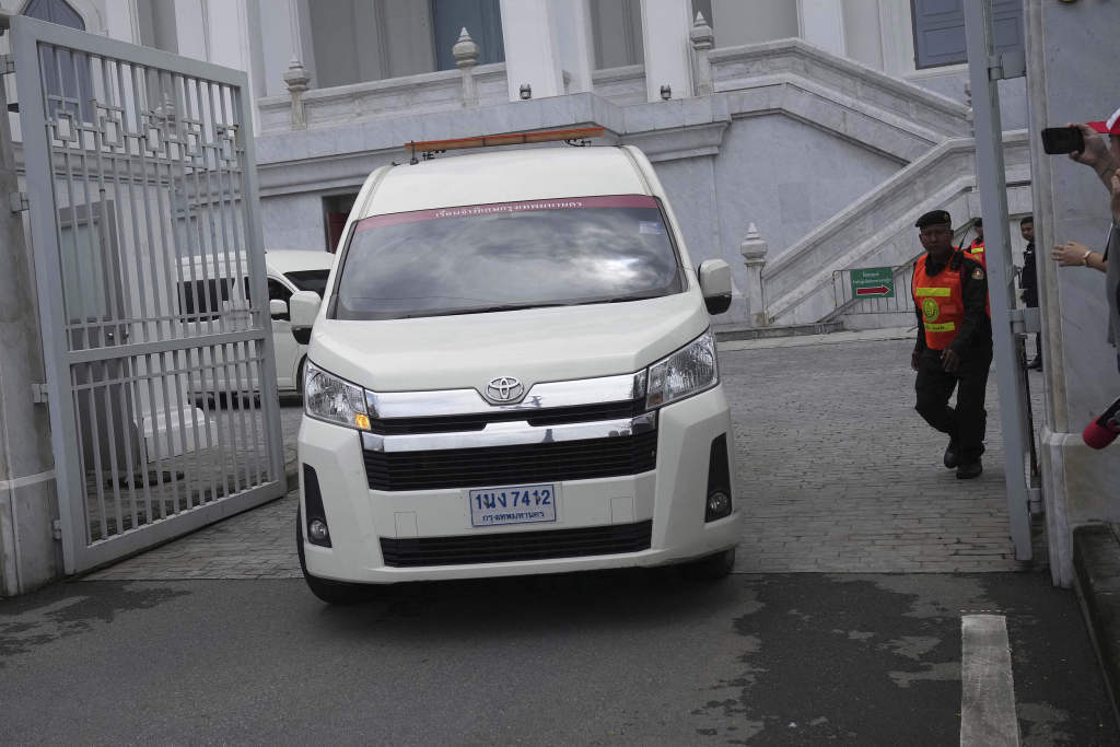 第1现场｜泰国前总理他信须重新服刑1年，已被押至监狱