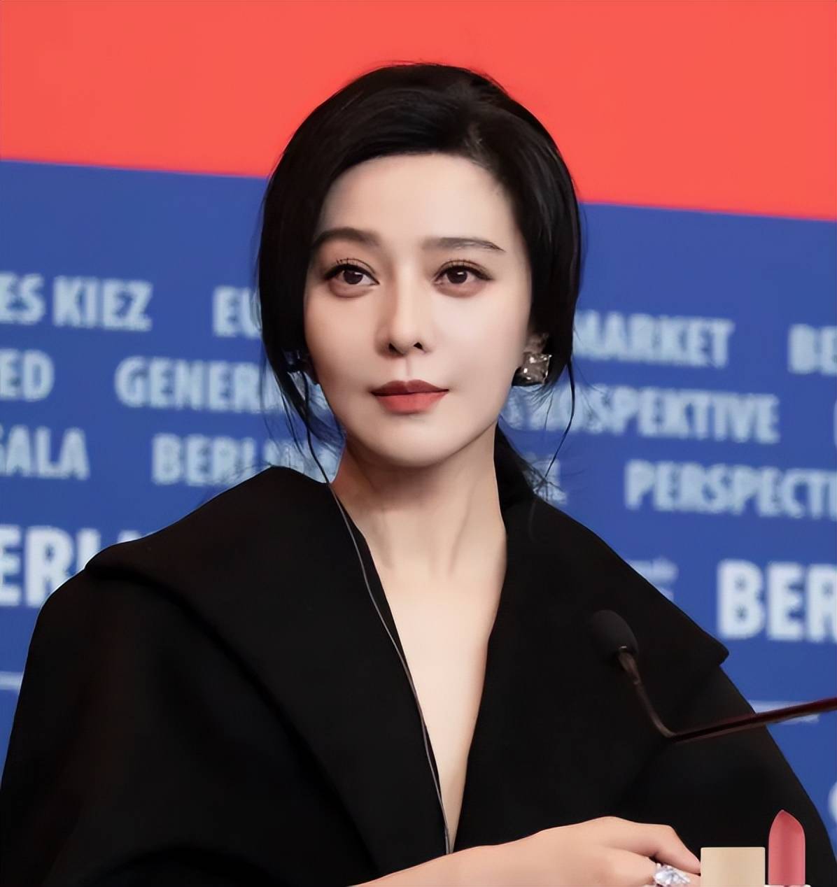 原创            范冰冰日本购物被偶遇，神秘男子陪同献殷勤，被曝已在当地买房