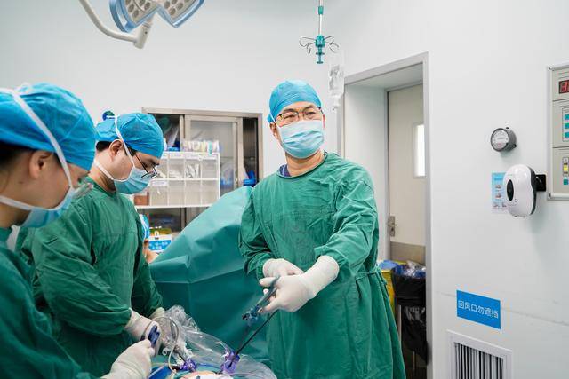 儿童突发腹痛需警惕！南山妇幼医生微创手术成功切除畸胎瘤