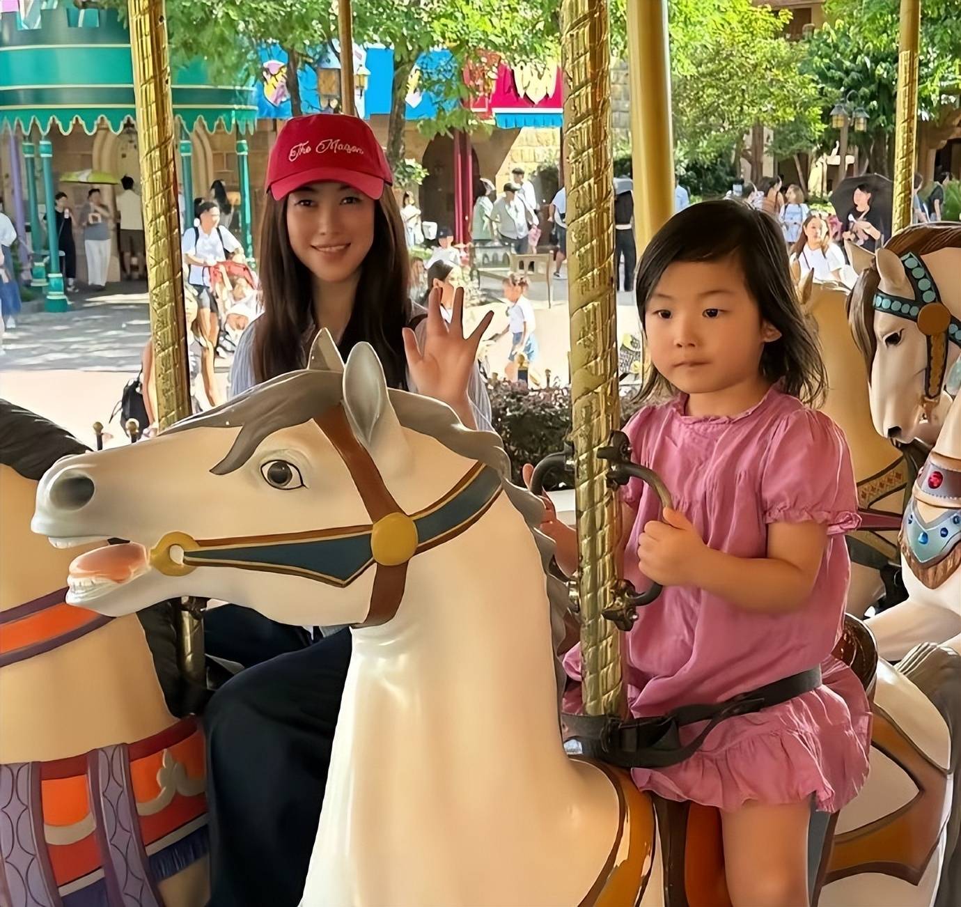 朱珠晒4岁女儿王珠宝近照