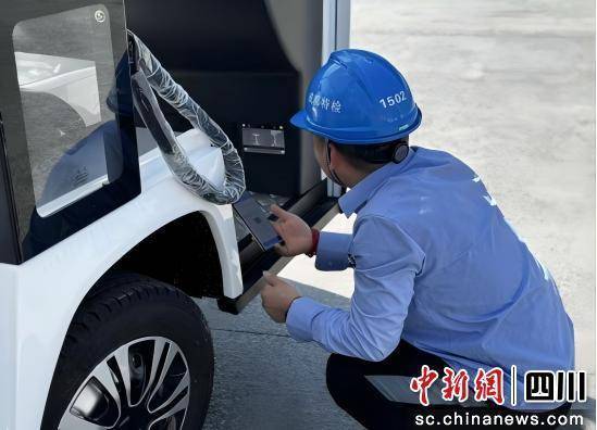 成都市特检院为观光车“把脉问诊” 护航稻草艺术节安全启幕