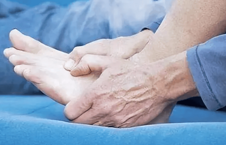 尿酸一超标，脚踝先“报警”！4个容易被忽视的早期信号，别再当成扭伤