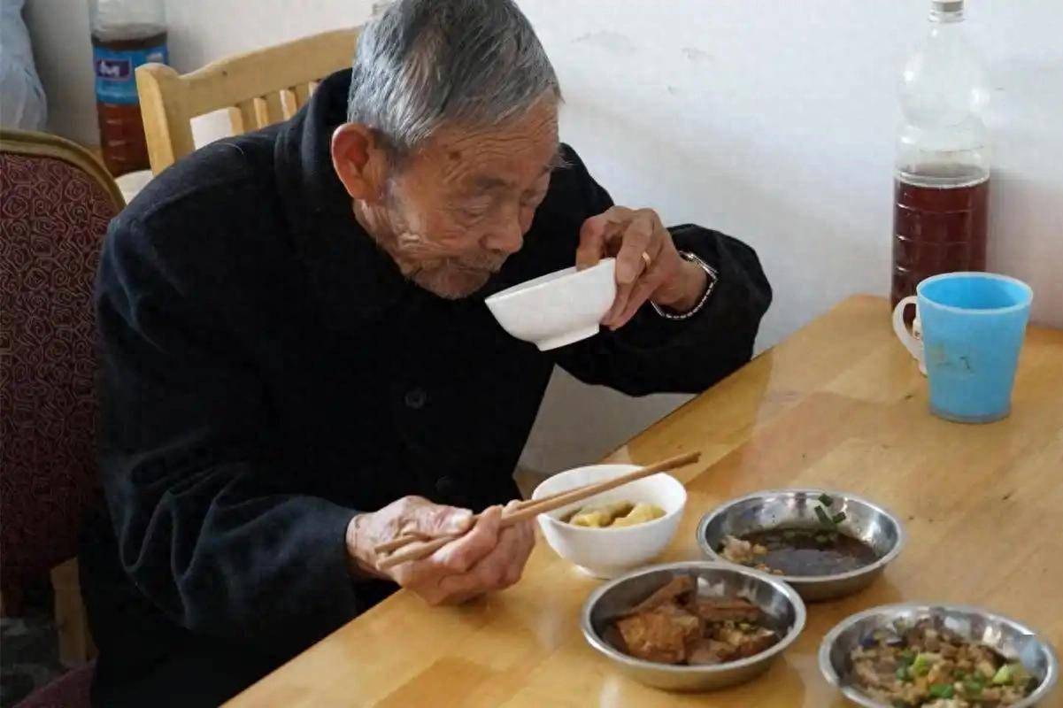 晚上不吃饭会更健康？多次警告：年过60，晚饭要牢记这4个原则
