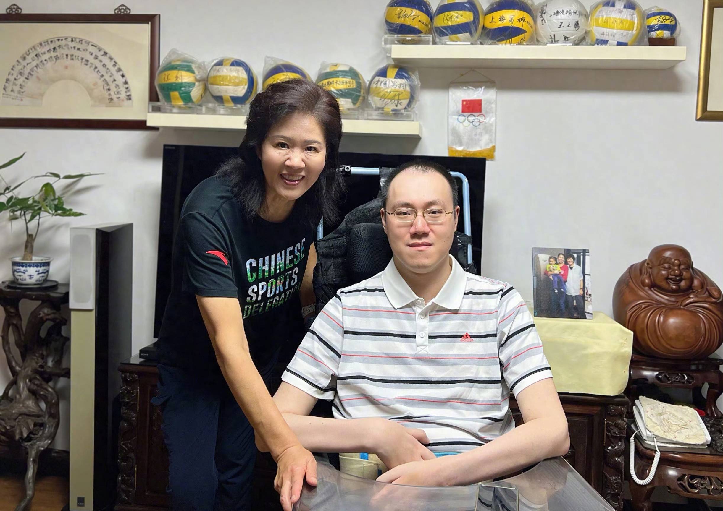 原创            有情有义！郎平探望周苏红前夫，桌上红包抢眼，多年来很少缺席