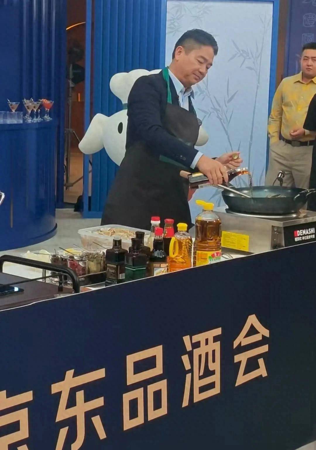 刘强东直播炒菜，提及贾国龙、罗永浩，还喊话王兴