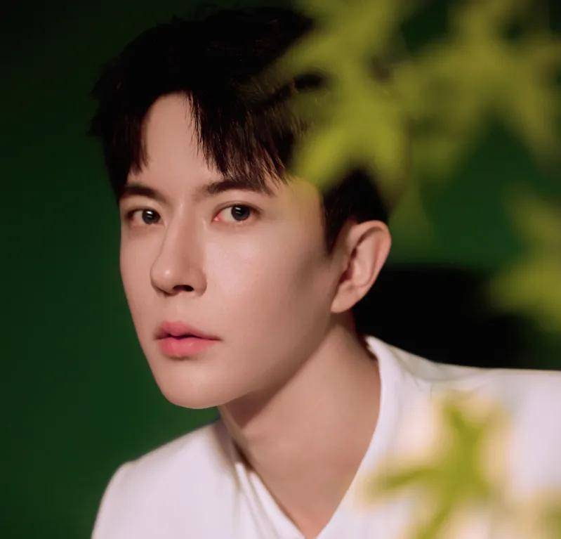 原创            于朦胧坠楼身亡太可惜！原生家庭幸福父母恩爱，全家支持他事业