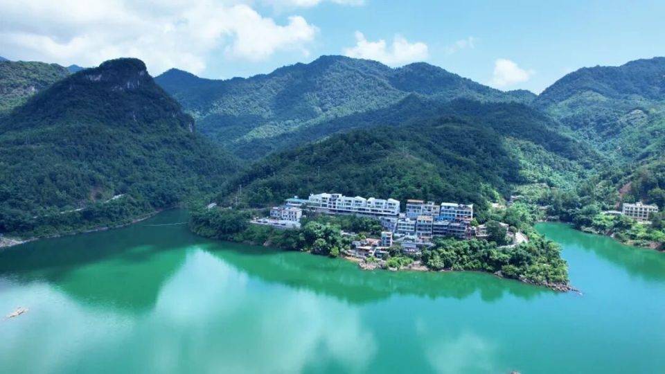 住桃花湖畔、泡私汤、做陶艺……来清新邂逅城市外的慢时光