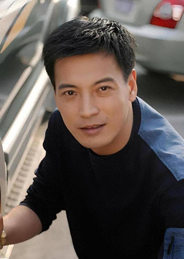 原创            他是蒋勤勤前男友，人帅戏好，娶了圈外妻生子，如今儿子比他更帅