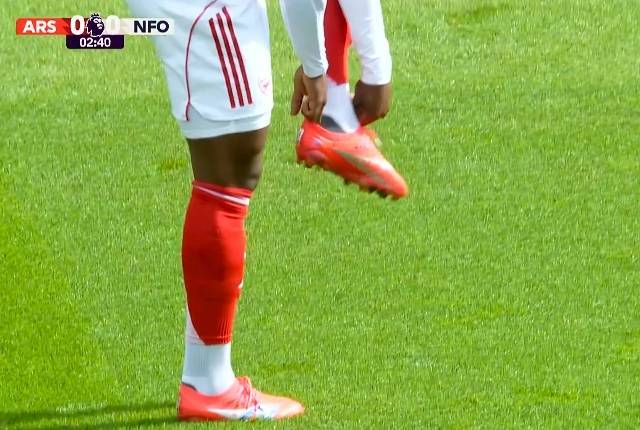 无鞋！开场不到3分钟，首次代表阿森纳首发的埃泽鞋被踩掉了