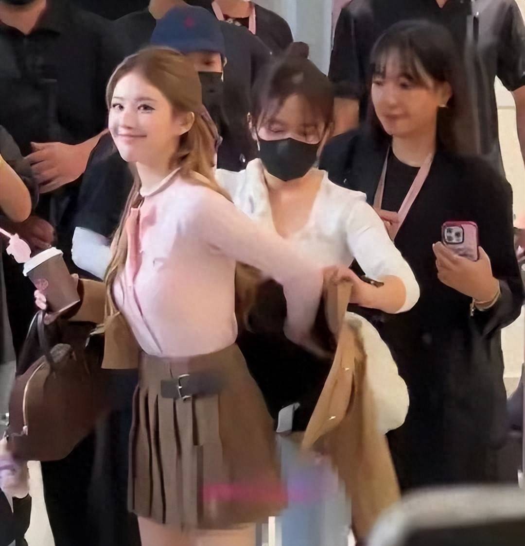 原创            热搜爆了！赵露思解约风波后首次公开露面，美翻了，现场人山人海