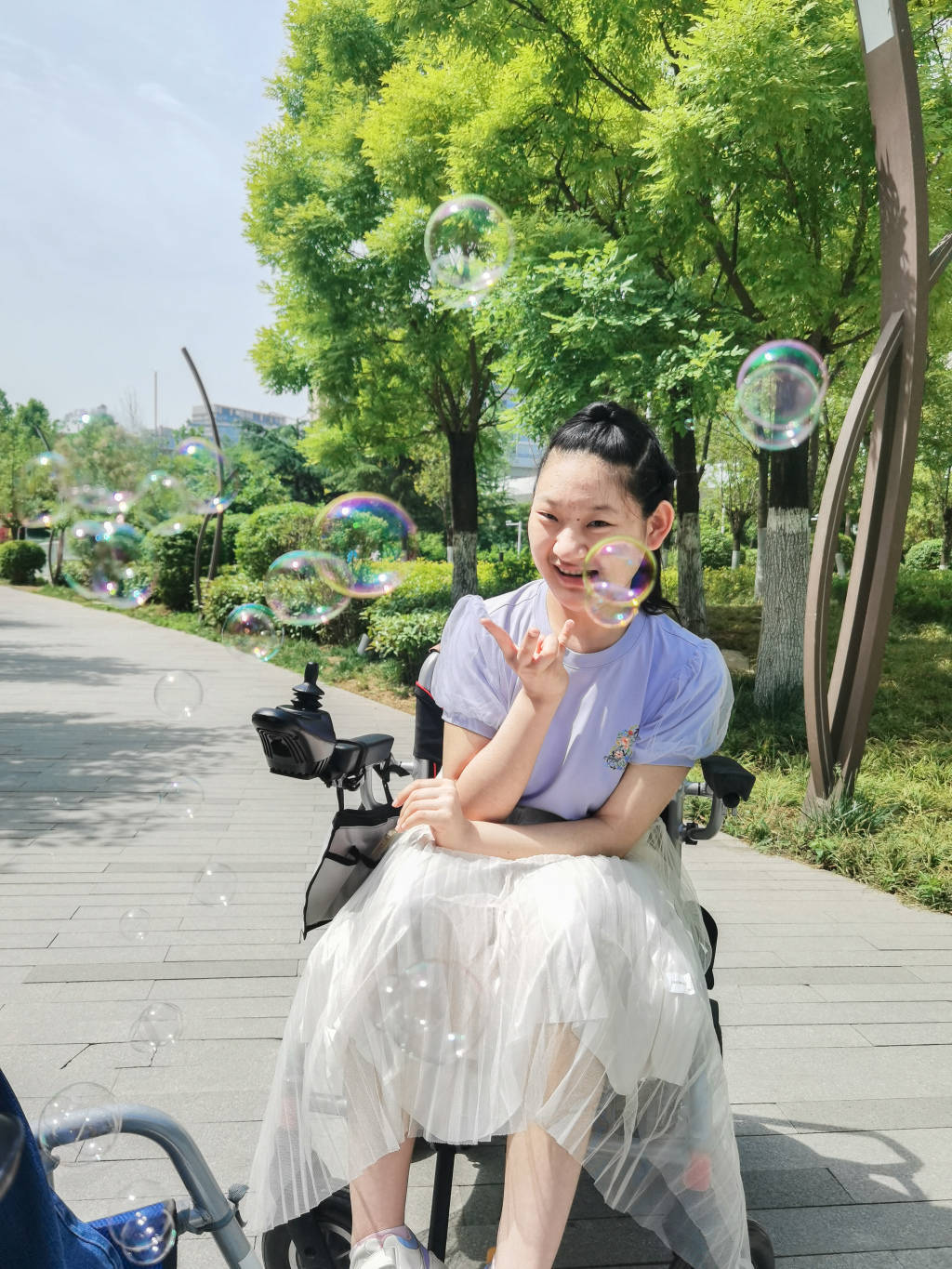 乙女游戏展里的脑瘫女孩，开着轮椅驶向“爱人”