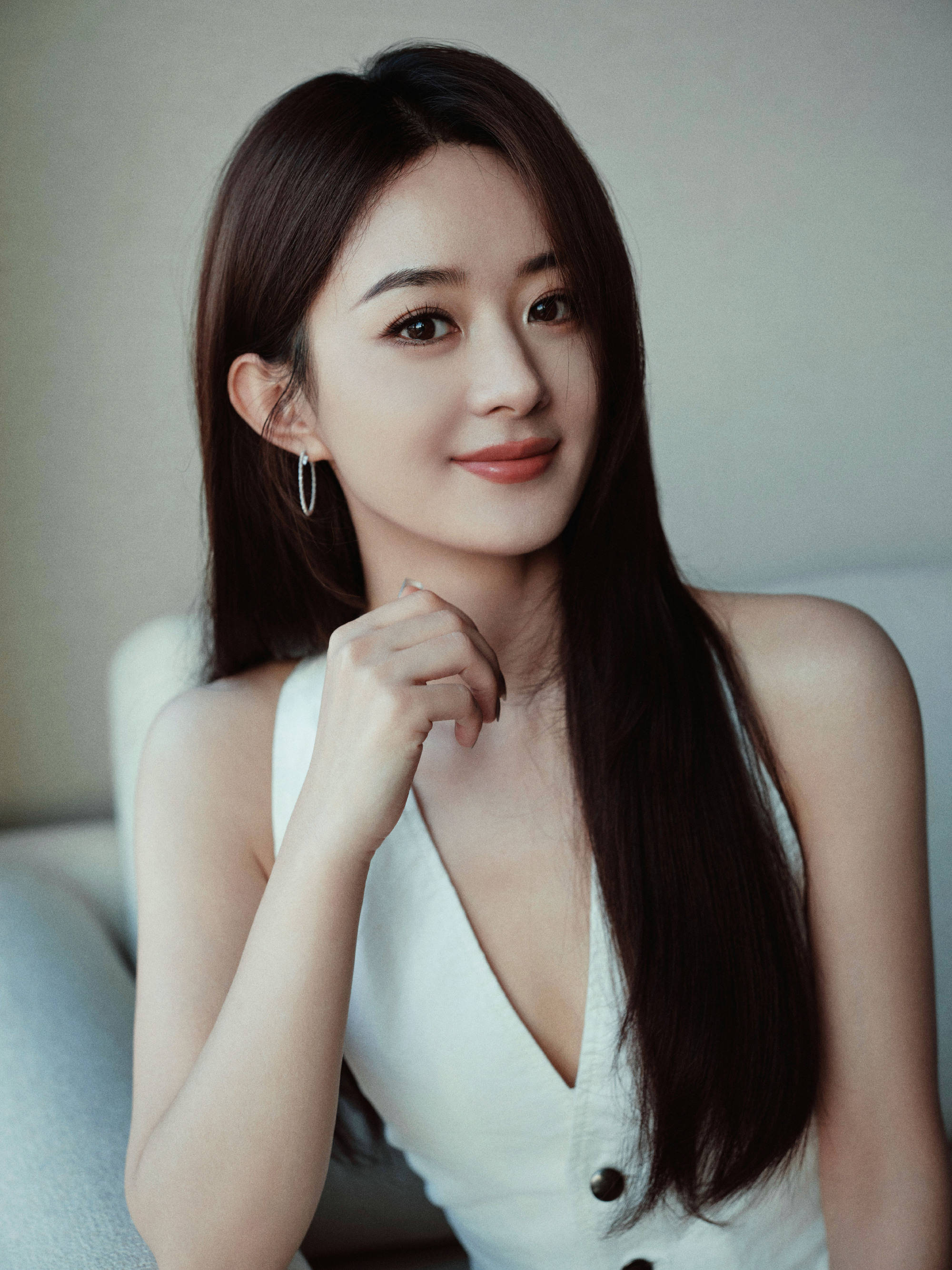 赵丽颖穿白色V领露背马甲性感迷人 绽放温柔浅笑气质优雅