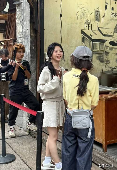 原创            乌镇偶遇谭松韵张子枫两人甜美乖巧演技好，就个子不高都1米5左右