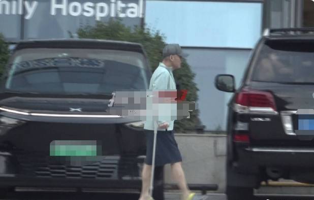 原创            那英老公孟桐风波后首现身，拄拐现身医院，老婆未现身陪护