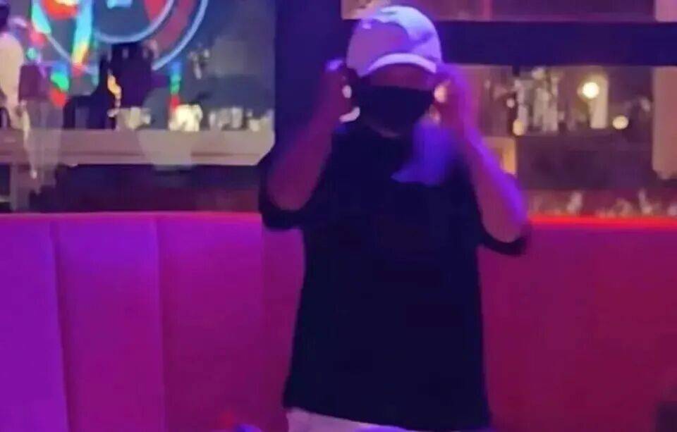 马云现身阿里园区酒吧，众人大喊“马老师”！内部人士：他回归是绝不可能的