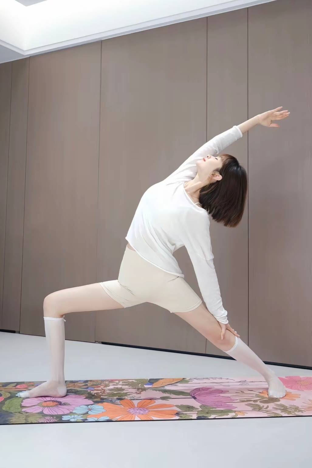 《专注的女生会发光：瑜伽写真里的治愈力场》