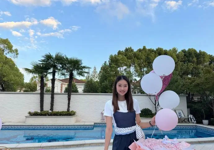 文章马伊琍大女儿晒17岁近照 手拿气球端庄大气