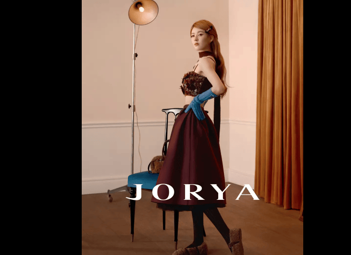 赵露思秋日写真，紫色毛衫搭配橘色毛裤，美美哒！