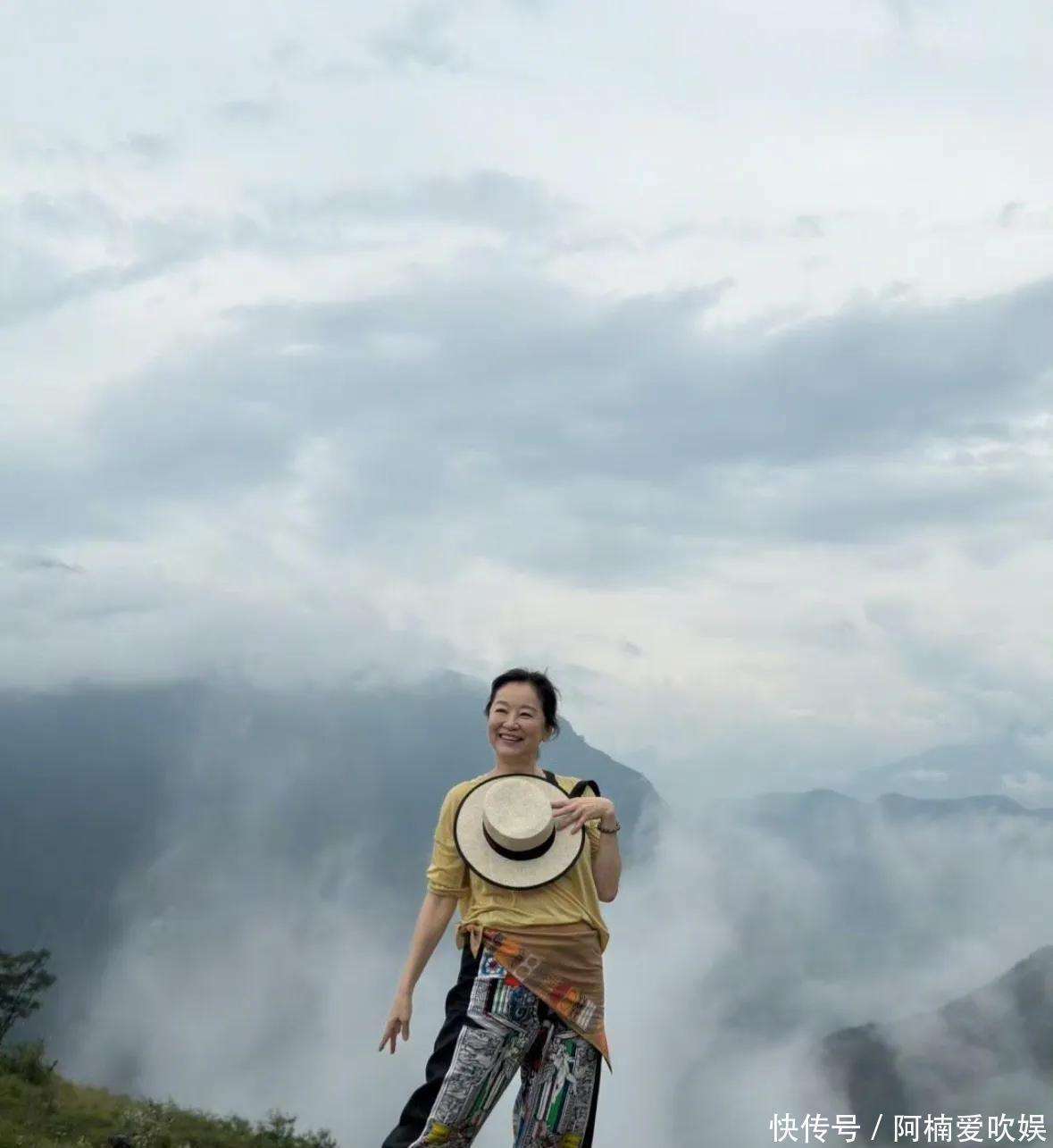 71岁林青霞近况曝光，独自现身重庆山顶写生，脸部圆润身材发福