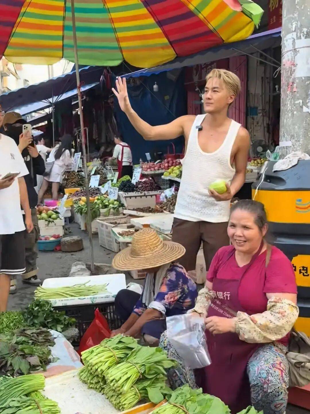 知名歌手街头卖水果被偶遇！