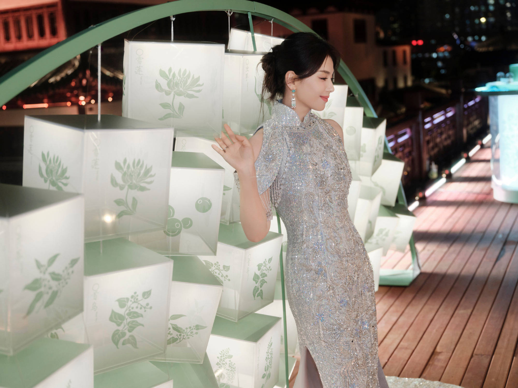 刘涛穿银紫色流苏旗袍优雅大气！尽显东方美人的温婉与自信