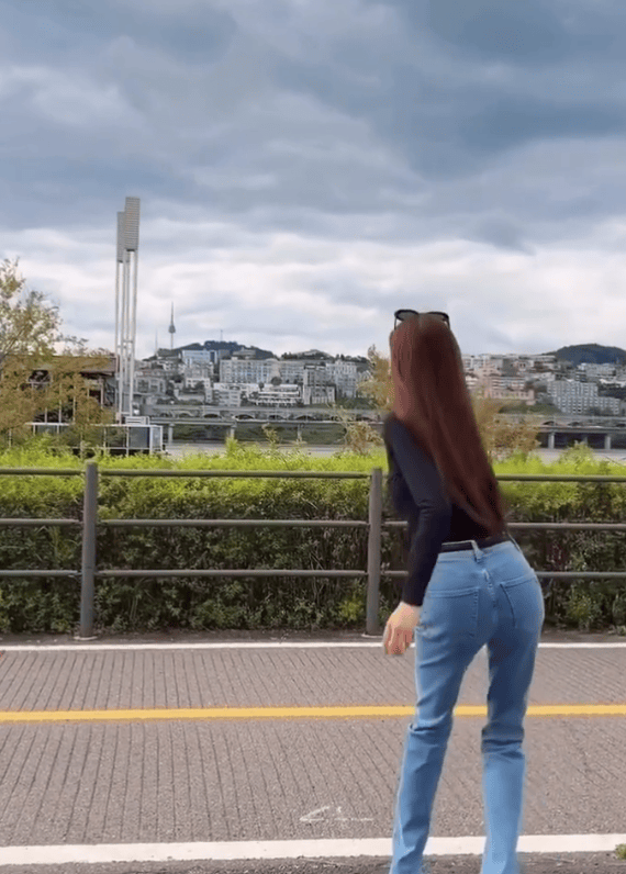 朴敏英近照瘦到只剩骨头轮廓 曾回应暴瘦称因行程紧凑