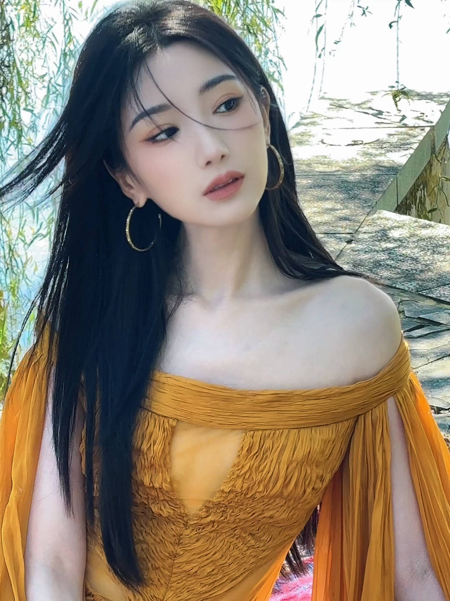 毛晓彤穿黄色露肩装皮肤白皙 坐在水边回眸妩媚动人