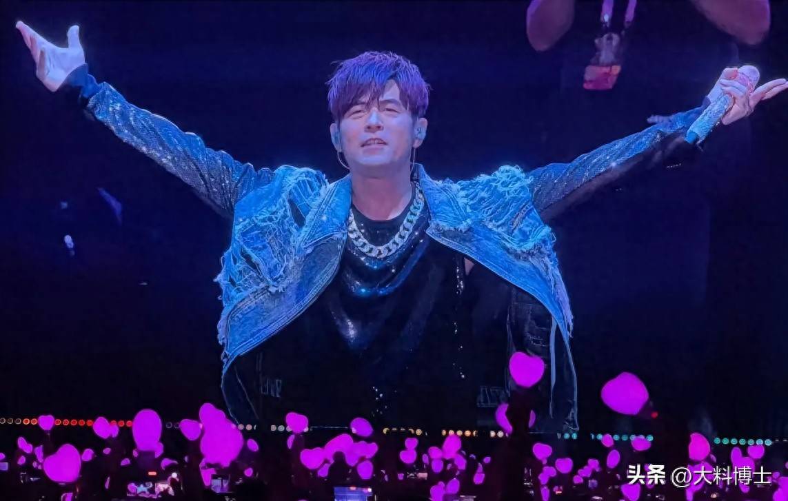 原创            周杰伦母亲现身儿子济南演唱会，71岁叶惠美满头银发，优雅知性