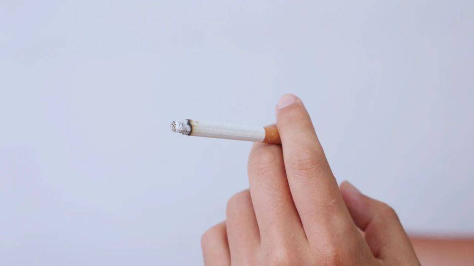 香烟里的尼古丁根本不致癌，吸烟有害健康是错的？真相来了