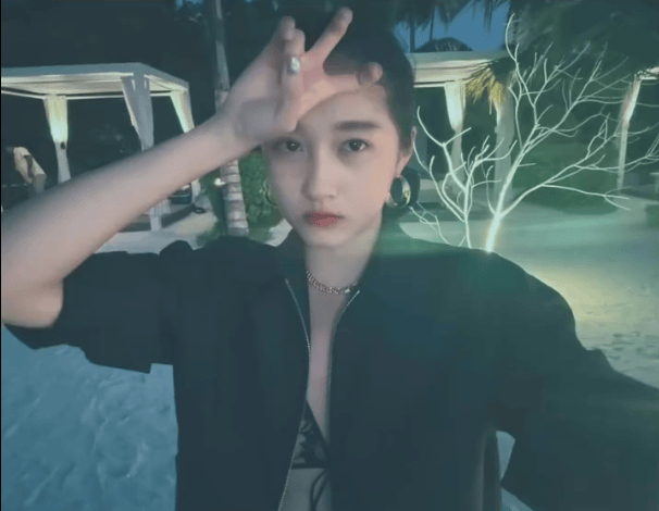 关晓彤INS更新比基尼性感美照！下海潜水修长美腿吸睛