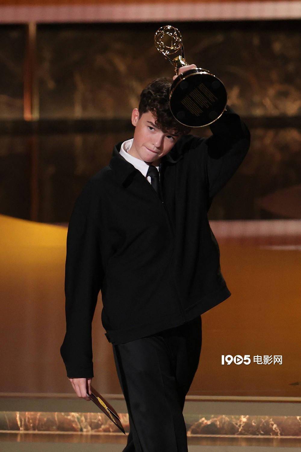 创造历史！15岁欧文·库珀荣获艾美奖最佳男配