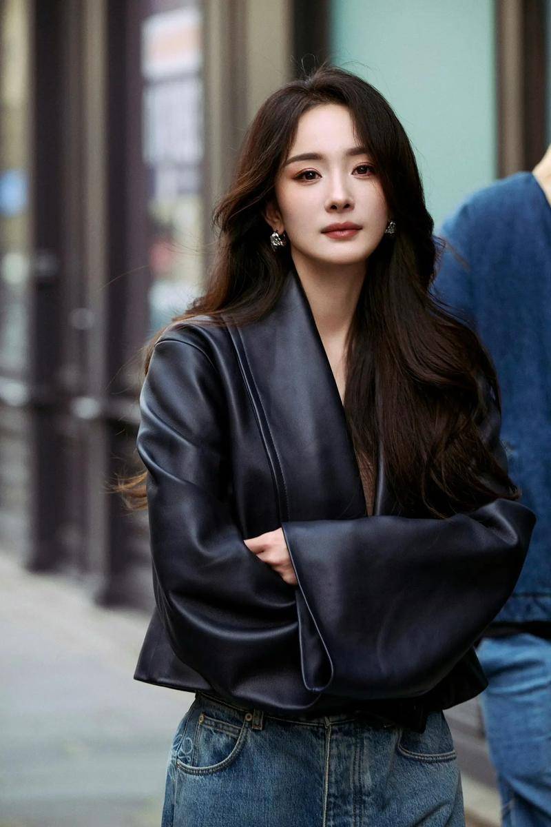 杨幂回应女演员冬季穿礼服是否辛苦：有在保暖不必心疼我们