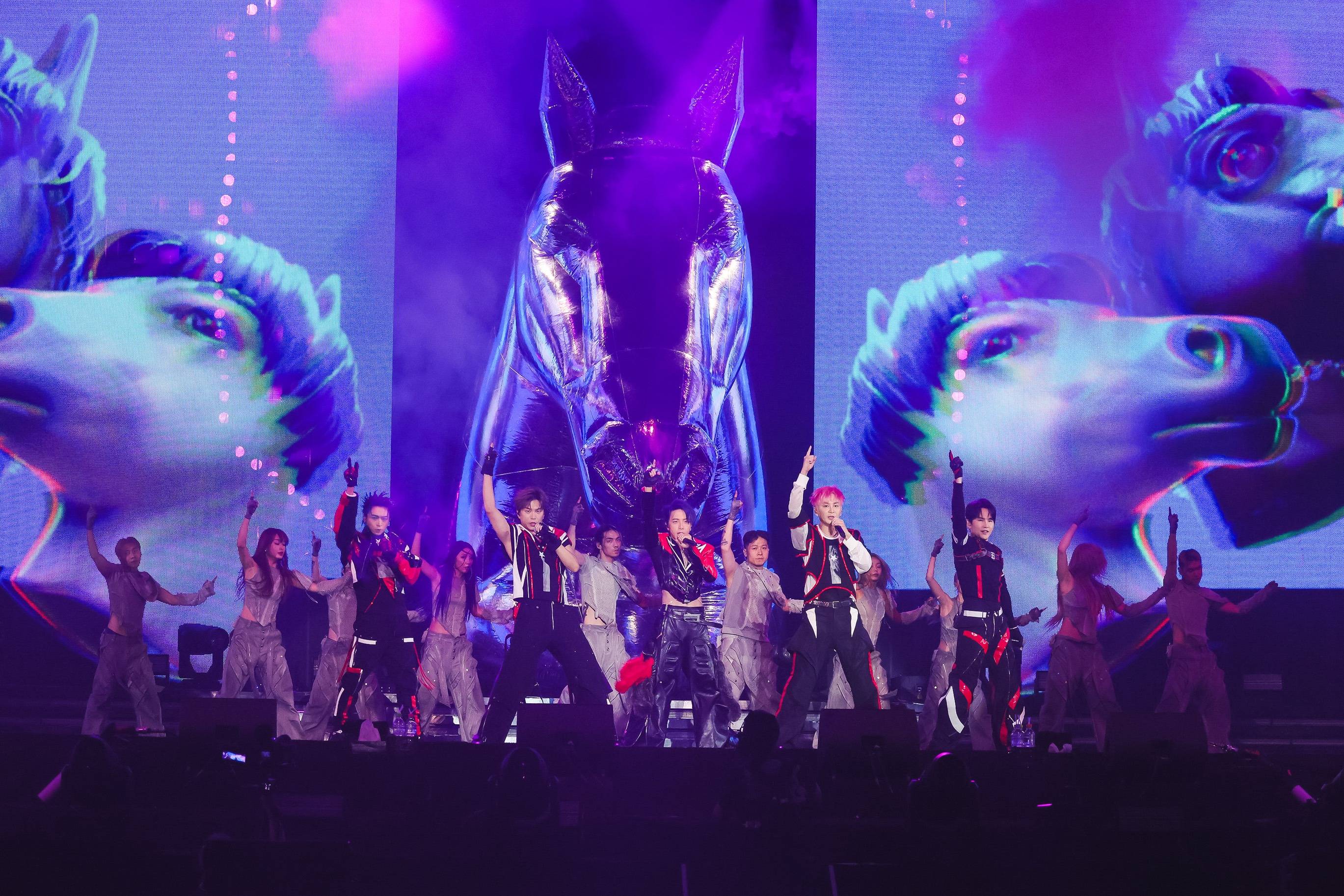 Energy高雄巨蛋开唱 化身超能骑士劲装登场大秀单手倒立