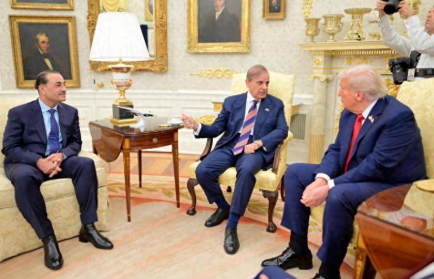 巴基斯坦元帅3个月3度访美！和特朗普闭门会谈 80 分钟，美巴关系迅速升温！