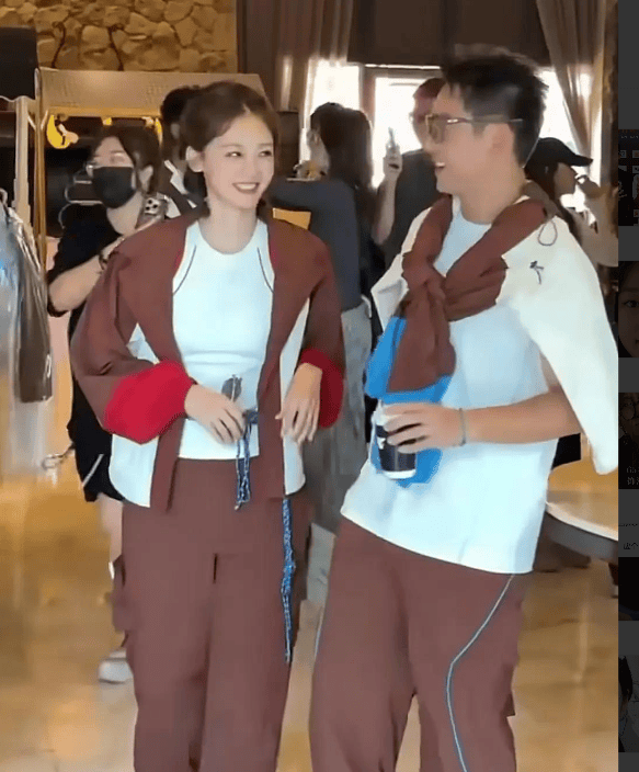 郑恺苗苗综艺同框，苗苗双丸子头藏惊喜，两人互动让现场笑到失控