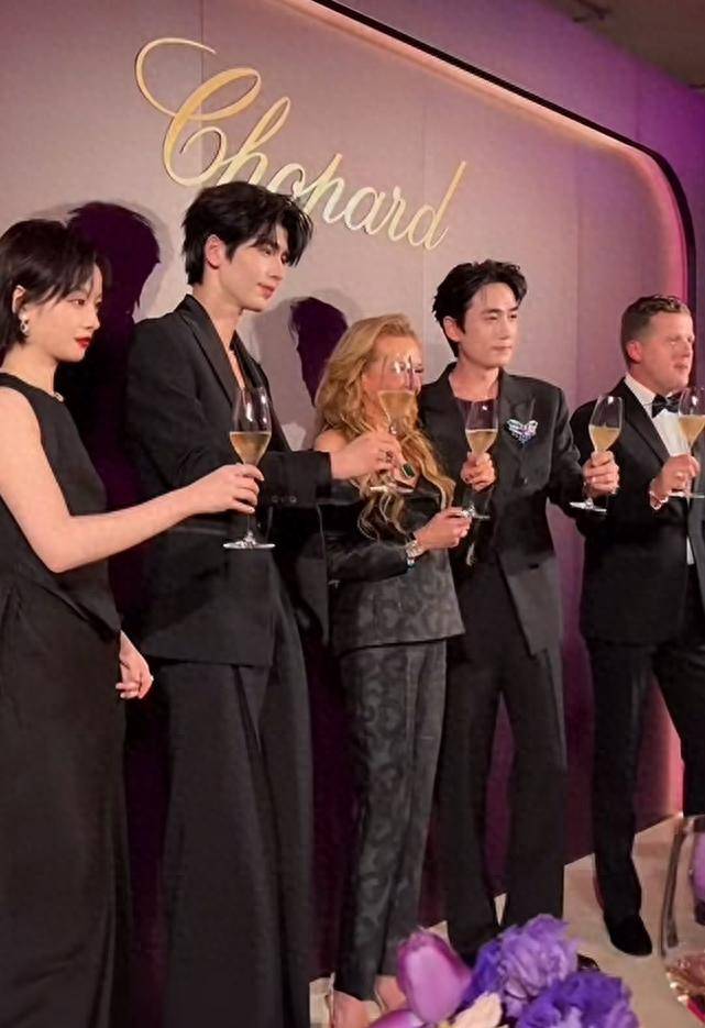 原创            萧邦晚宴：朱一龙瘦成皮包骨，李庚希显老，张凌赫站C位旁帅麻了