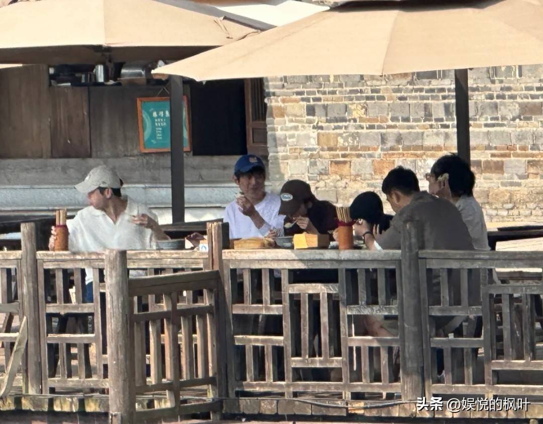 原创            乌镇黄磊何炅现身，差两岁却像两代人，张子枫看着好矮不像有160